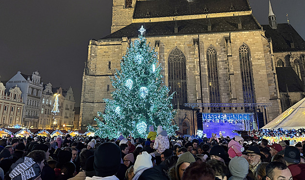 Už září. V Plzni se rozsvítil vánoční strom, akce přilákala tisíce lidí