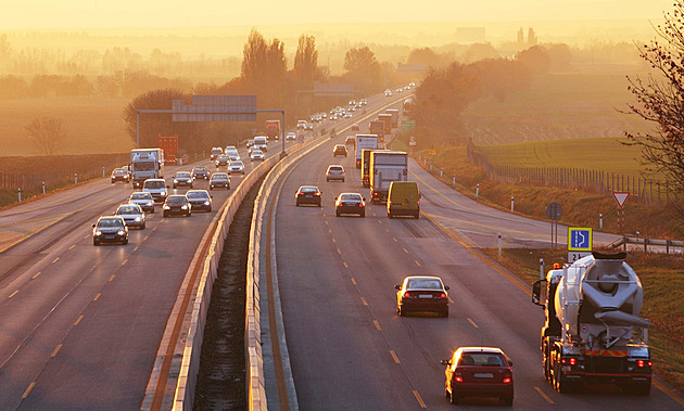 Řidiči dali za dálniční známky o desítky milionů víc. Většina je nakupuje online