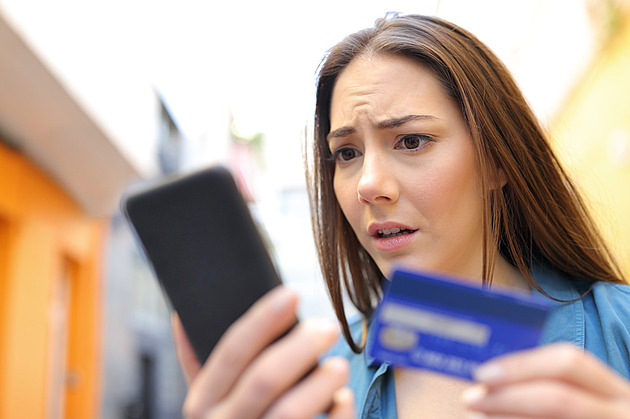 Kyberšmejdi útočí stále víc. Vydávají se i za faráře a z lidí vylákají přes miliardu ročně