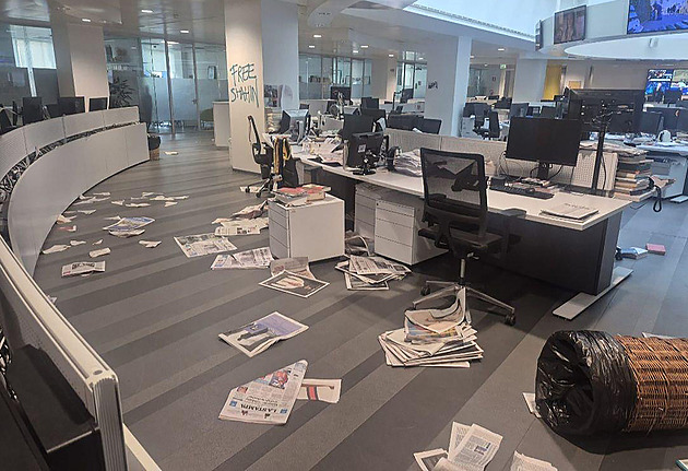 Stoupenci Palestiny zpustošili redakci. Reakce z OSN pobouřila i premiérku