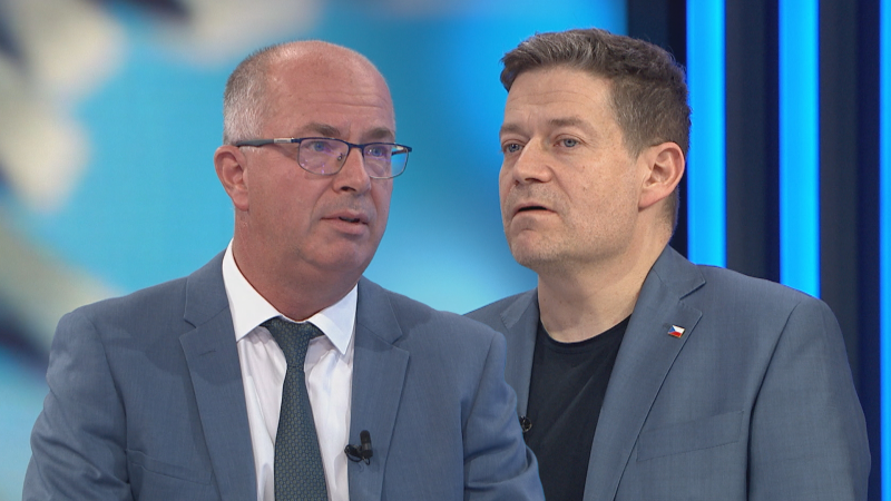 Pojeď, platím jízdenku. Opozice láká Nachera k cestě na Slovensko, tomu vadí naschvály