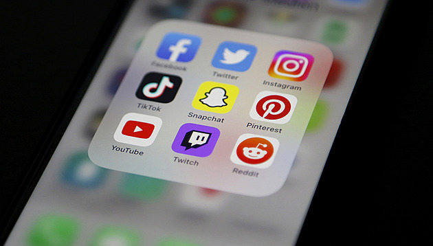 Život na sociálních sítích ubližuje dětem stále víc, tvrdí experti. Města zvažují omezení