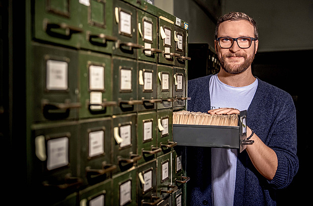 Mladí češtinu neprzní, umějí prostě dvě. Nová slova mají důvod, říká lingvista