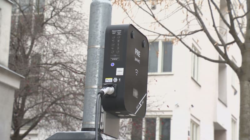 Tučná pokuta za nabití elektroauta v Praze? Umístění zásuvek na lampách budí rozpaky