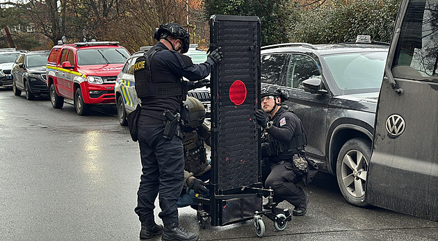 Zabarikádovaný muž v malešickém bytě, hrozí zapálením domu. Policie evakuovala okolí