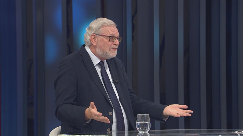 Babiš nedodržel desítky slibů. Připomíná sprostého podezřelého z Cimrmana, míní Buchert