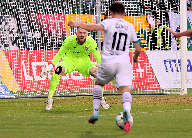 Karviná - Ostrava 0:0, Baník přežil velké šance domácích a už není poslední