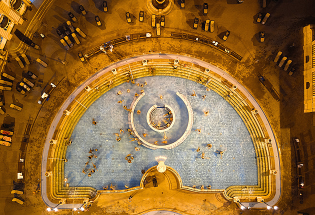 Soumrak koupelí v Budapešti. Slavné lázně zavírají, ženy a muži se tísní dohromady