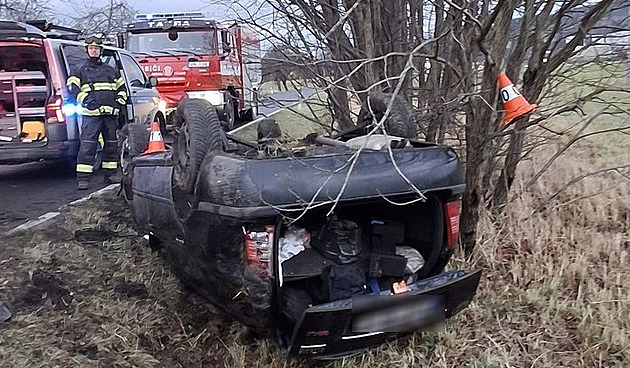 Auto s trojicí teenagerů skončilo na střeše, řidič měl pozitivní test na pervitin