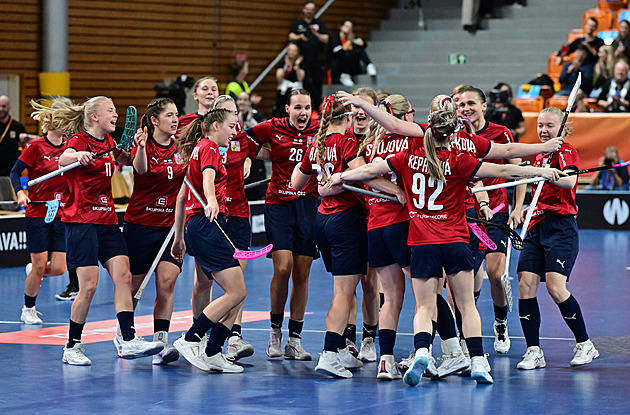 Do čtvrtfinále z prvního místa. Florbalistky si poradily se Švýcarskem, fandil jim i Jágr