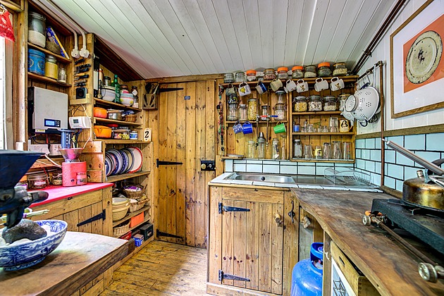 Romantický lesní srub je na prodej za 3,5 milionu. Má to jeden podivný háček