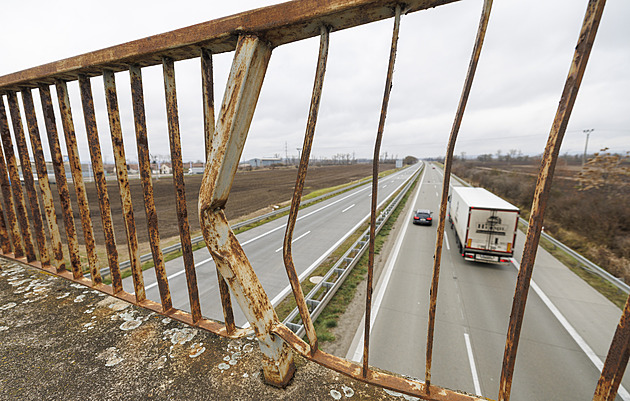 Most přes D2 rozežírá rez. Oprava je připravená, ale čeká se na určení vlastníka