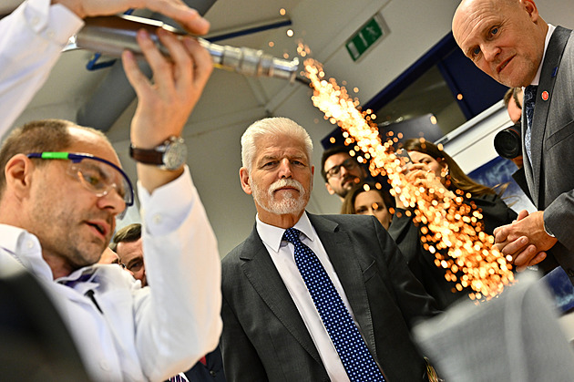 Prezident přijel do Liberce, vědci se blýskli efektní ukázkou nanoželeza