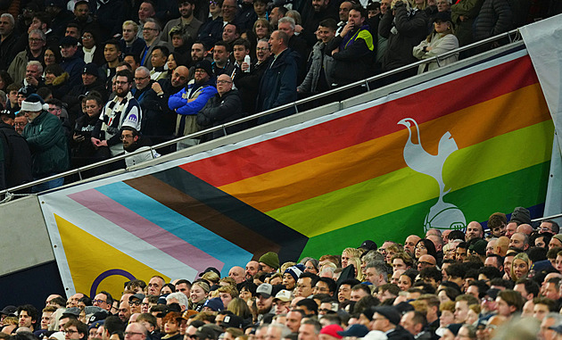 Slavia žádala o přemístění duhové vlajky. Vadil nám znak Tottenhamu, hájila se pak