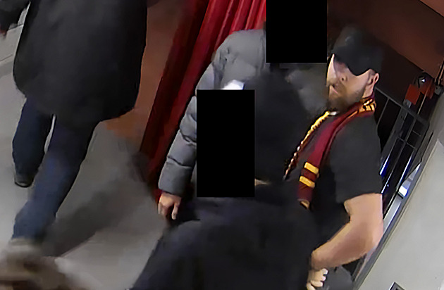 Rány do krku a hlavy. Násilník při hokeji v Jihlavě napadl diváka. Policie už ho zná