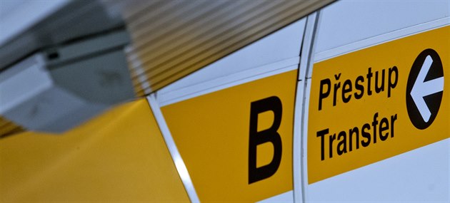 Kvůli překážce v kolejišti stojí část metra B