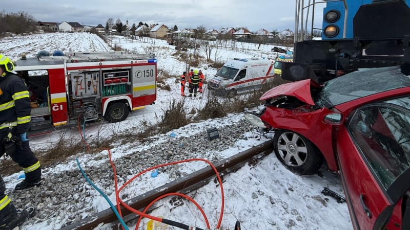 Vlak v Dolních Našticích smetl osobní auto. Na místě zemřeli dva lidé, včetně dítěte