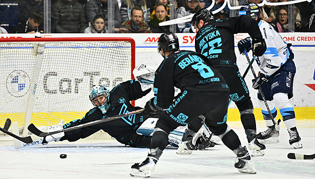 ONLINE: Liberec vede v Karlových Varech, Kometa hraje s Budějovicemi