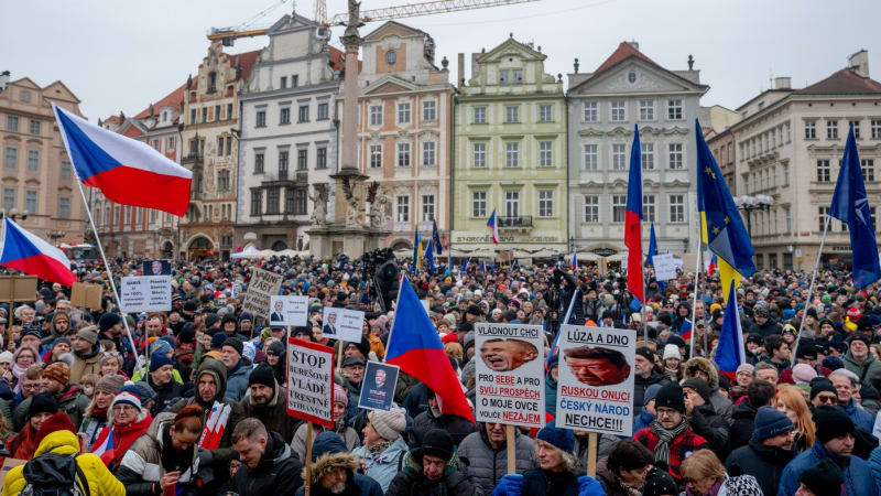 Nesmíme zopakovat chybu Slovenska, volají organizátoři demonstrace. Chtějí akci i na Letné