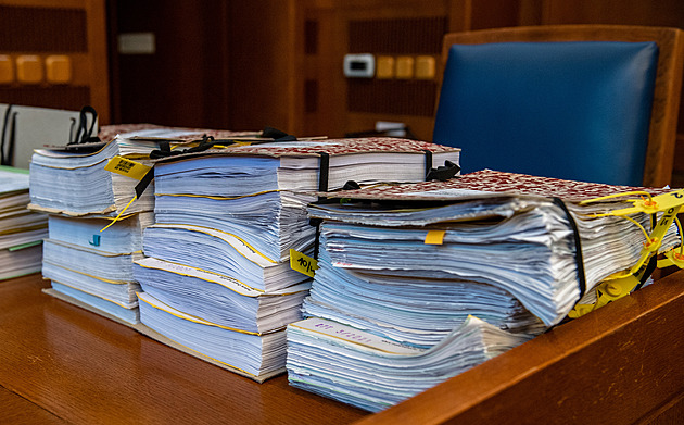 Advokát z Plzně utopil v hazardu 13 milionů od klientů, stíhá ho policie