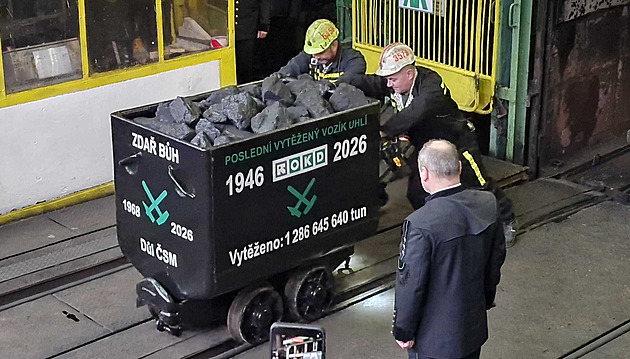 Z podzemí na Karvinsku vyvezli poslední vozík s černým uhlím, chystá se průvod a mše