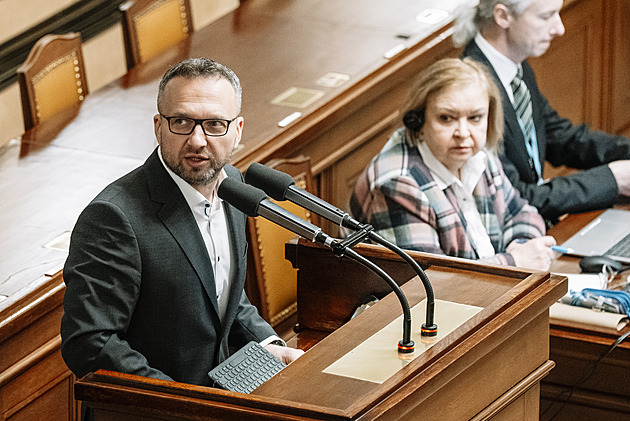 Nikdo neměl koule říci, že je to mimo, vytkl Jurečka vládě Macinkovy SMS