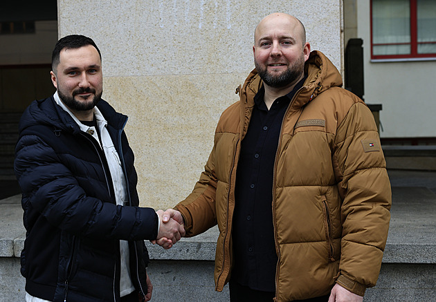 Vyběhli v pantoflích a pomohli motorkáři. Nejhorší byla chvíle ticha, líčí zachránci