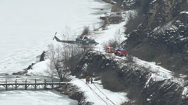Mrtvý muž v lomu Velká Amerika. K tělu slaňovali z vrtulníku do koruny stromu
