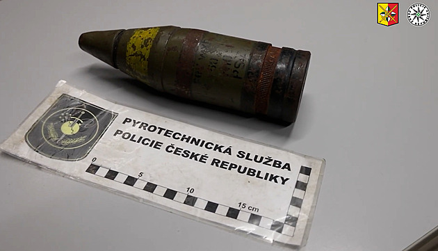 Žena našla protitankovou střelu, v tašce ji dovezla na policii. Museli vyklidit služebnu