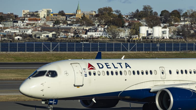 Poplach v letadle: Muž chtěl proniknout do kokpitu, ukazují záběry. Stroj v USA nouzově přistál
