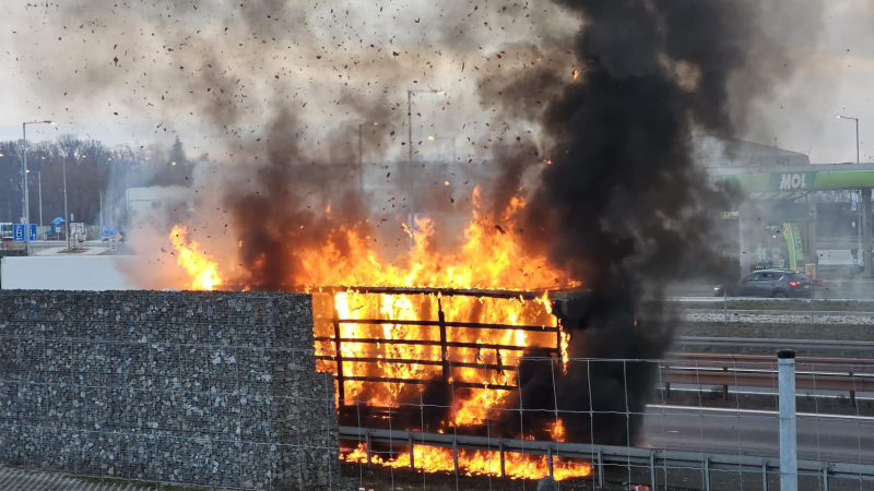 Z kamionu na D8 šlehají plameny. Zasahují hasiči i policisté, dálnice ve směru na Prahu stojí