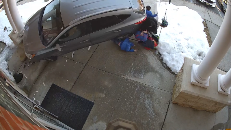 Centimetry od tragédie: Opilá řidička najela do školky a smetla dítě. Vše zachytily kamery