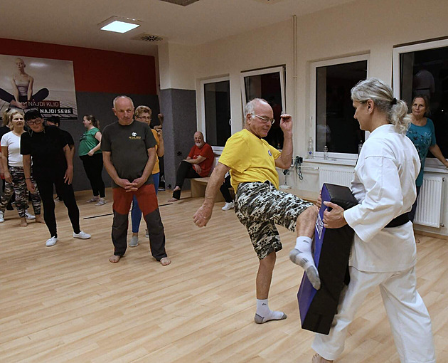 Dej ránu, braň se i deštníkem. Odborníci učí, jak se ubránit vším, co je po ruce