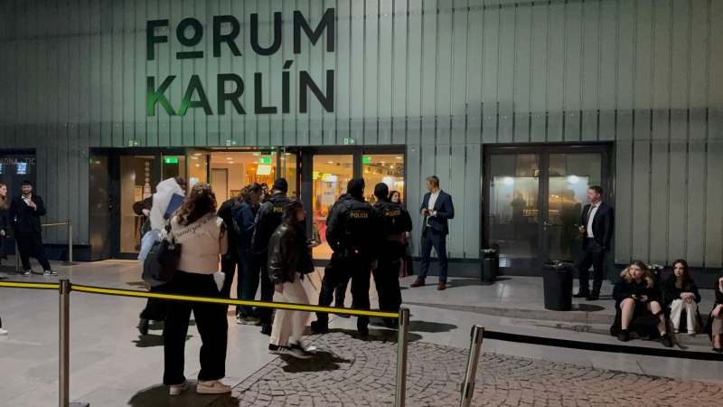 Mezi studenty tekla krev. Ples pražské školy pro budoucí policisty skončil hromadnou bitkou