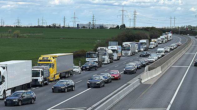 Převrácený kamion uzavřel D1 na Žďársku. Kolona dosáhla téměř 10 kilometrů