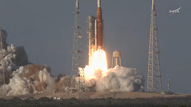 Astronauté vyrazili na historickou cestu k Měsíci. Vrátí se za deset dní