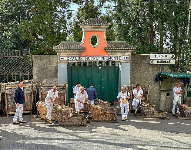 Proutěným košem do Funchalu. Madeira je rájem pro turisty, nabízí i saně v létě