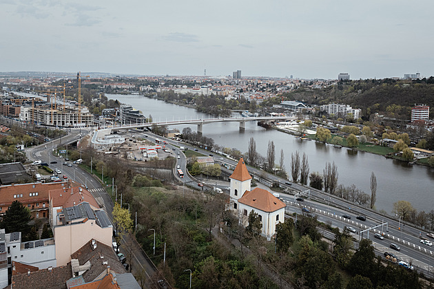 Opožděně, dráž a zapovězený autům. Dvorecký most mění tok dopravy