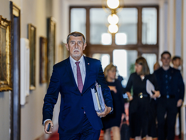 Vláda projedná zvýšení rodičovského příspěvku či změnu u dálničních známek