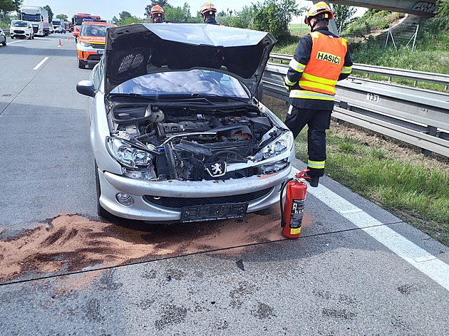 Hromadná nehoda krátce uzavřela D2 ve směru na Brno, srazilo se tam pět aut