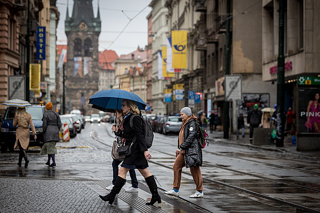 Po první tropické noci přijde velké ochlazení, objeví se déšť a bouřky