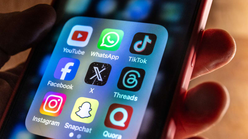 Chlapec se udusil koblihou na školní chodbě v USA. Roli mohla sehrát výzva na TikToku