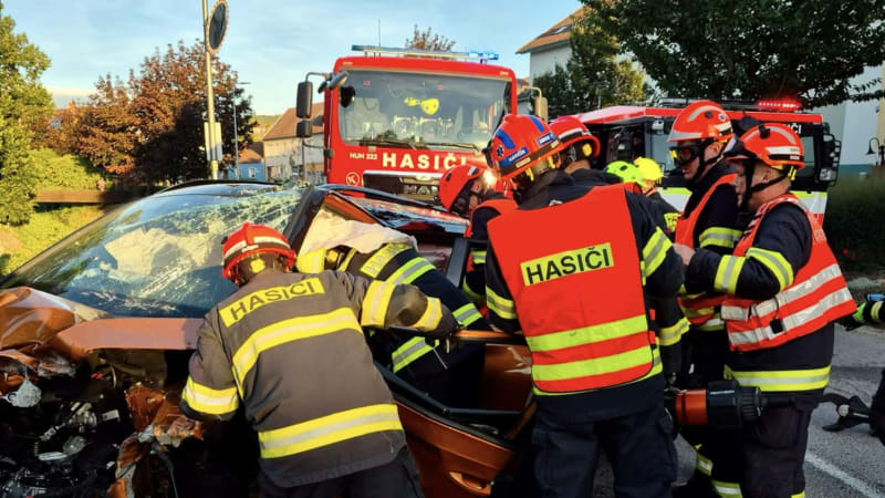 Tragická nehoda v Bojkovicích: Jedna osoba na místě zemřela, další museli vyprošťovat