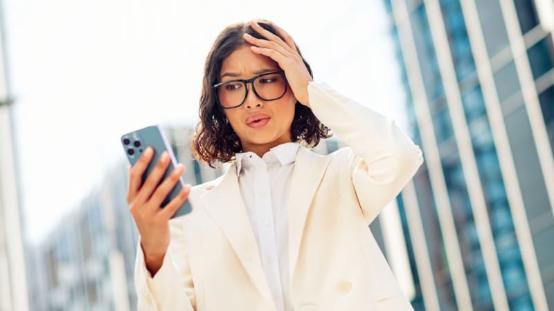 Tvrdě proti chodcům: Za koukání do mobilu na přechodech jim má v Itálii hrozit vysoká pokuta