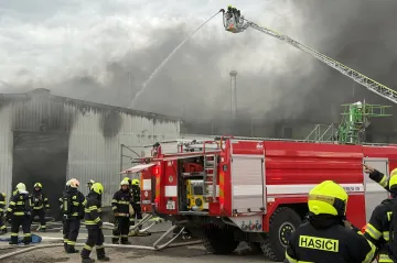 V Rynholci na Rakovnicku hoří průmyslová hala