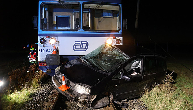 Vlak zdemoloval auto uvázlé na kolejích, pětičlenná posádka stihla včas utéct