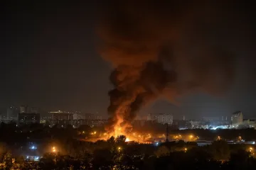 Kyjev hlásí oběti po masivním útoku, u ruské Soči hoří tanker