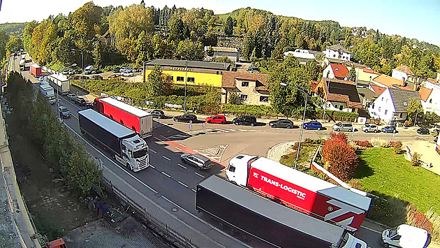 Kolony před Náchodem kvůli opravám průtahu. Městu se vyhněte, radí policie