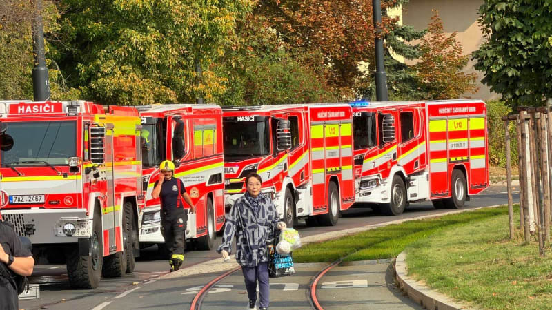 Požár autoservisu v pražské Hostivaři: Hasiči vyhlásili 2. stupeň poplachu