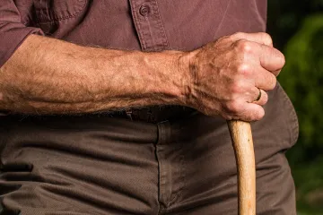 Dlouhodobou péči bude potřebovat stále více lidí. Peníze si odkládá jen čtvrtina
